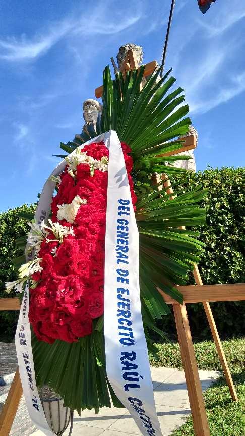 Ofrendas florales de Raúl Castro y Díaz-Canel a Juan Almeida