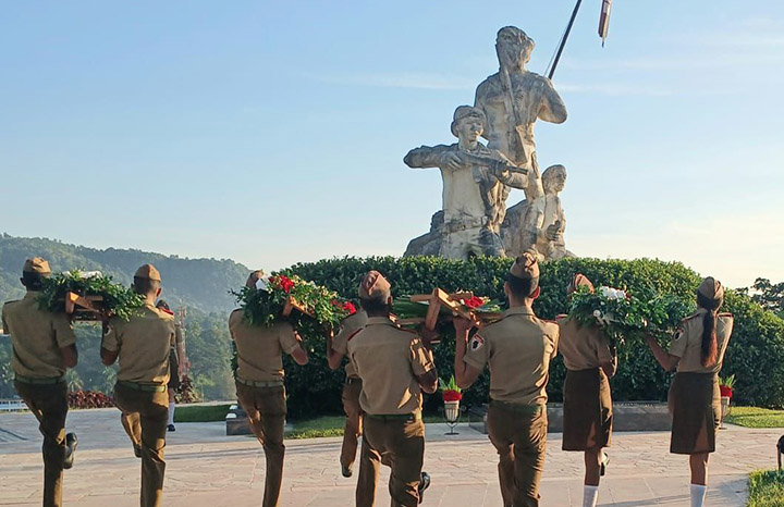 Ofrendas florales de Raúl Castro y Díaz-Canel a Juan Almeida