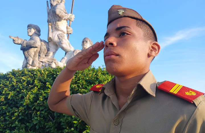 Ofrendas florales de Raúl Castro y Díaz-Canel a Juan Almeida
