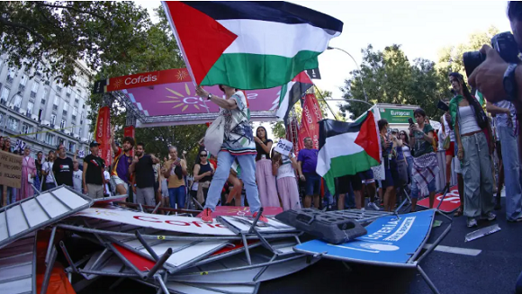 “¡Esta Vuelta, la gana Palestina!”: Manifestantes impiden el fin de la prueba ciclística en Madrid