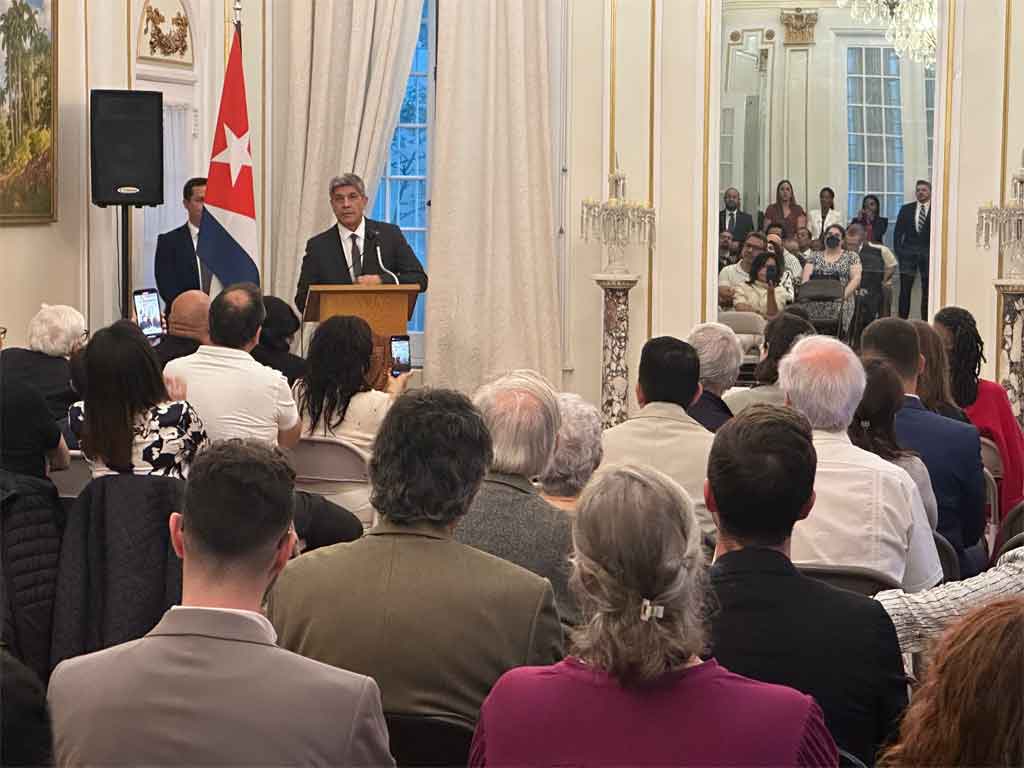 Inauguran en Embajada de Cuba en EEUU expo dedicada a Fidel Castro