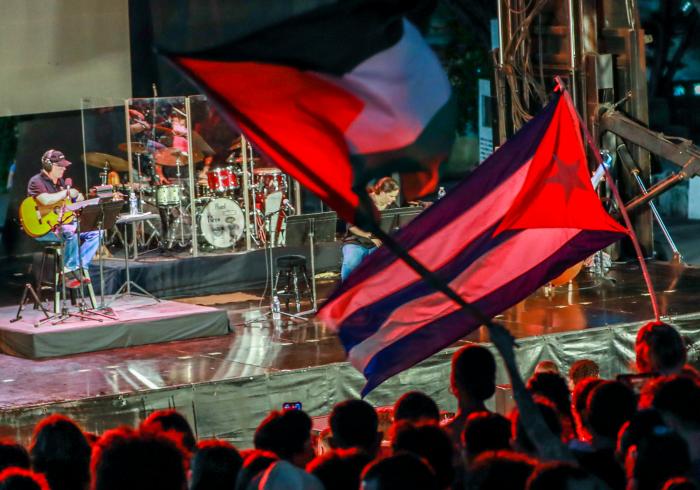  Cientos de cubanos, en su mayoría jóvenes, corearon las canciones del trovador. Foto: José Manuel Correa 