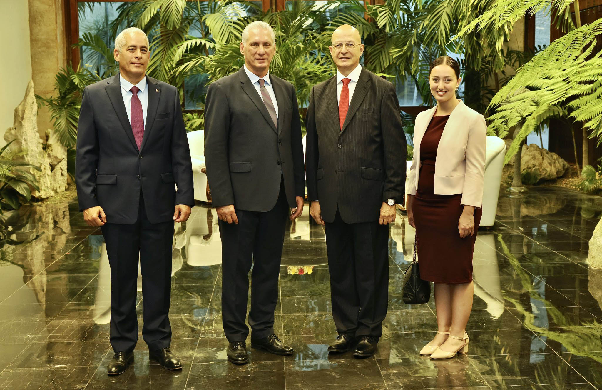 Recibió Díaz-Canel cartas credenciales de 10 nuevos embajadores