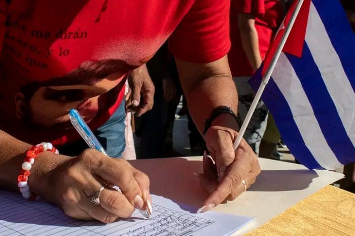 El movimiento Mi fi rma por la Patria reafi rma el compromiso de los cubanos con la paz. Foto: Ibrahín Sánchez Carrillo / Radio Bayamo