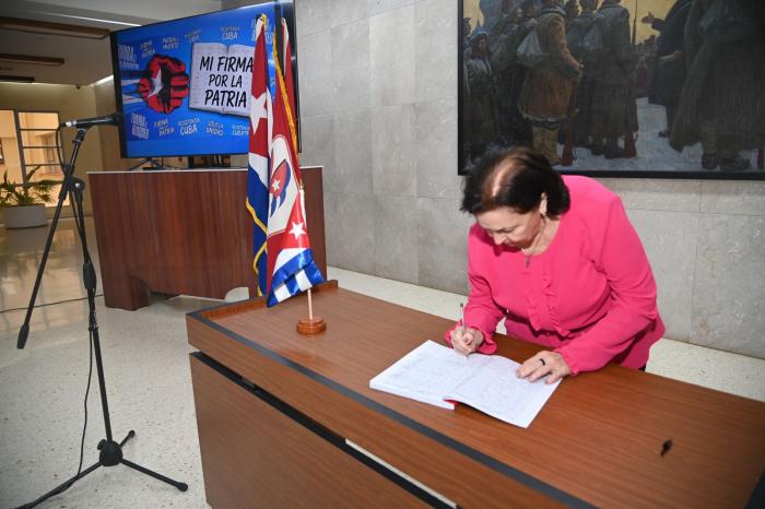 Una firma por la paz, y por el sagrado deber de defender la Patria