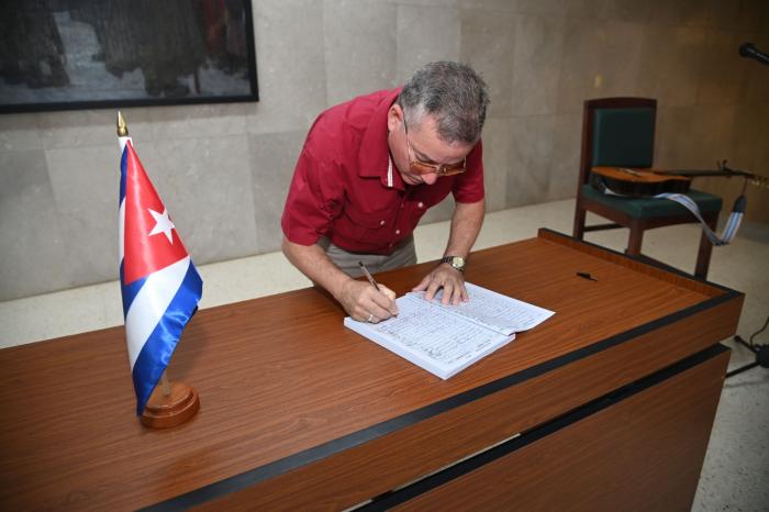 Una firma por la paz, y por el sagrado deber de defender la Patria