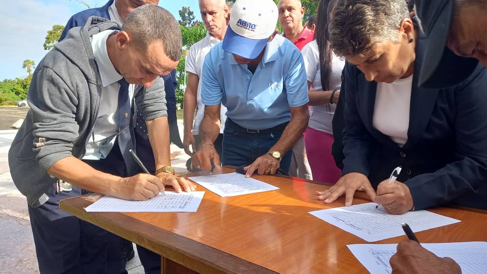 Trabajadores del turismo en Villa Clara unen sus puños por Cuba
