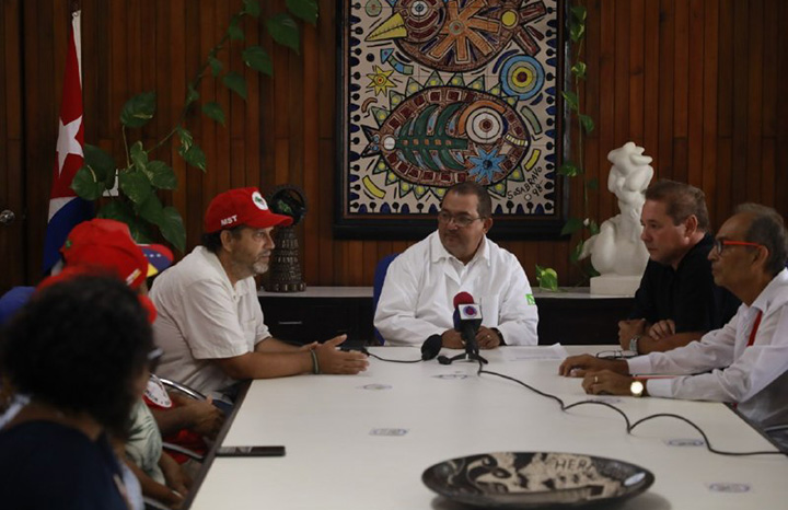 Entrega Movimiento Sin Tierra donativo de medicamentos