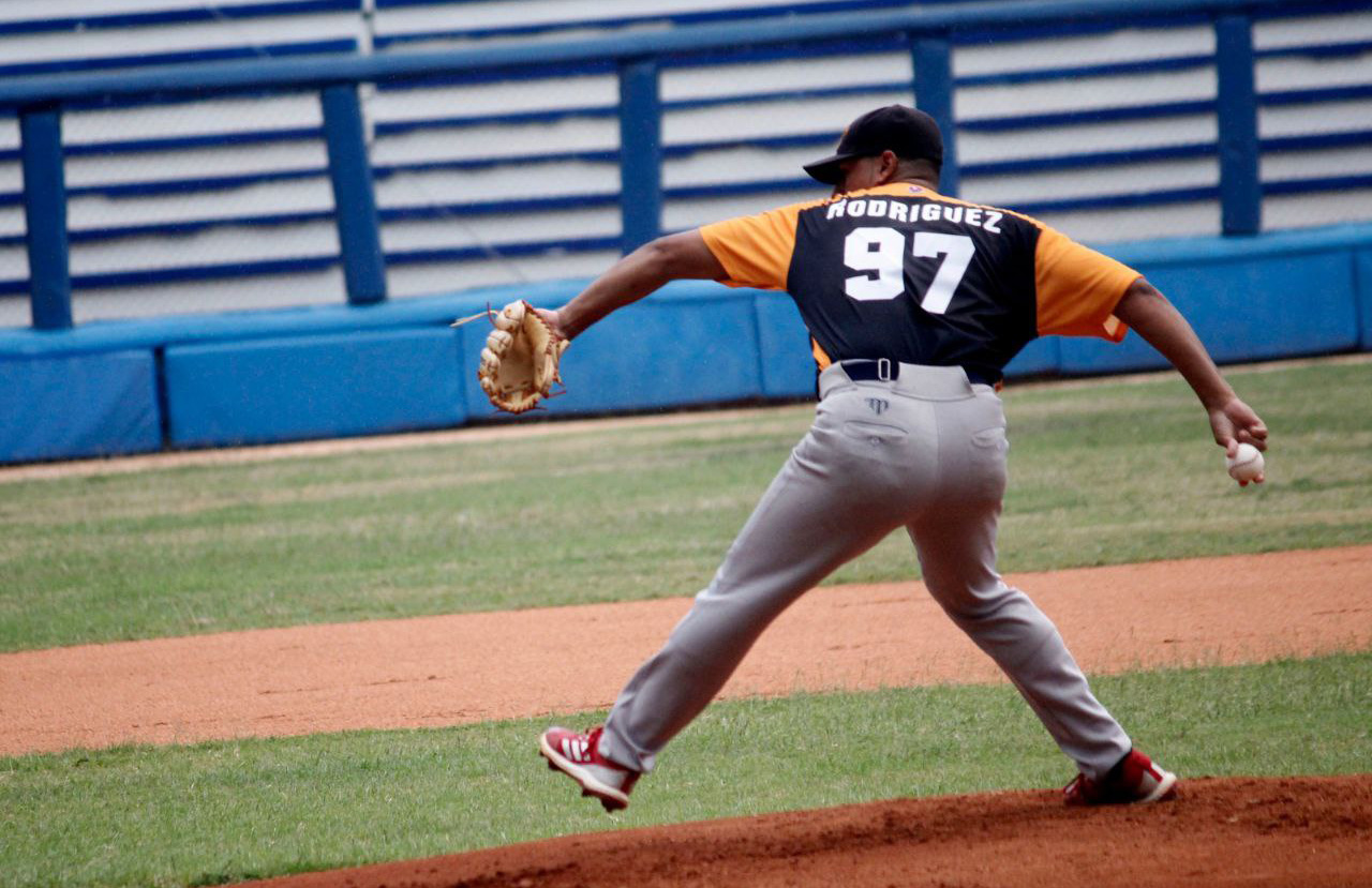 Béisbol: Leopardos mantienen vivo el fuego de la esperanza 