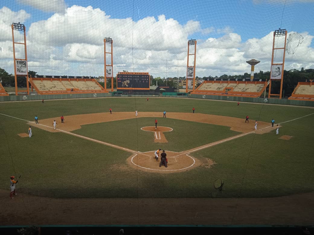 Leopardos de Villa Clara noquearon a los Toros de Camagüey y acarician la clasificación a los play off