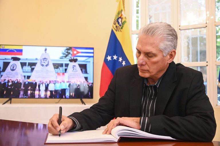 Presidente cubano firma libro de condolencias y rinde homenaje a héroes caídos en defensa de Venezuela