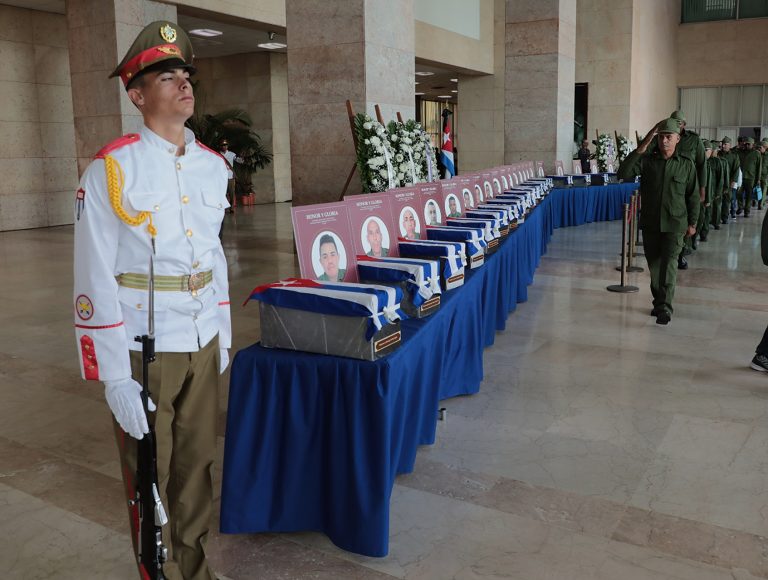En imágenes: sentido homenaje a los combatientes en sede del MINFAR