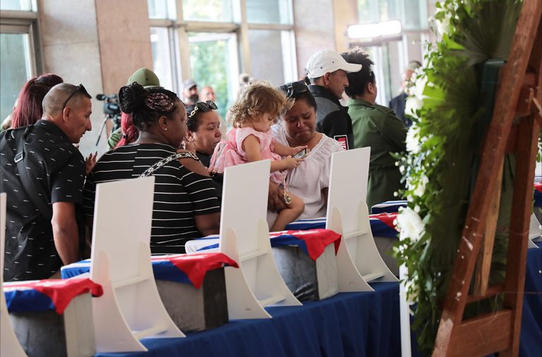 En imágenes: sentido homenaje a los combatientes en sede del MINFAR