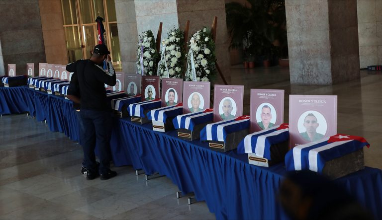 En imágenes: sentido homenaje a los combatientes en sede del MINFAR