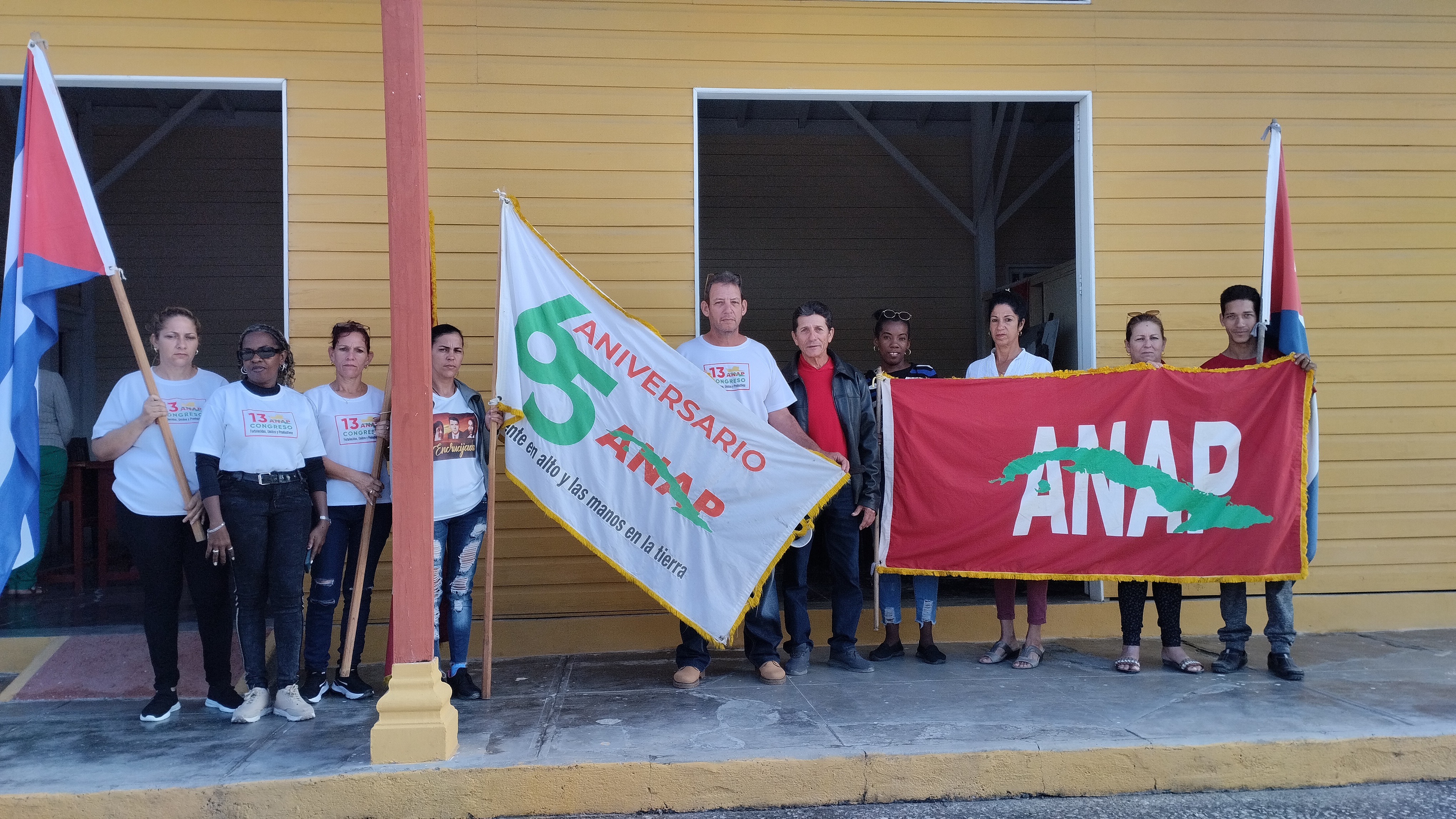 Este sábado, la Asociación Nacional de Agricultores Pequeños (ANAP) en Encrucijada, recibió la bandera Aniversario 65 de la organización.