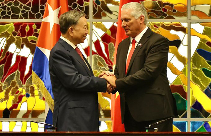 Felicita Díaz-Canel a líder del PCV por su reelección