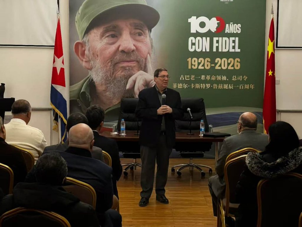 Canciller cubano dialoga con miembros de Misión Estatal en China