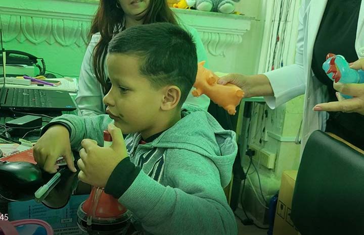 Beneficia Programa Cubano de Implantes Cocleares a cientos de personas