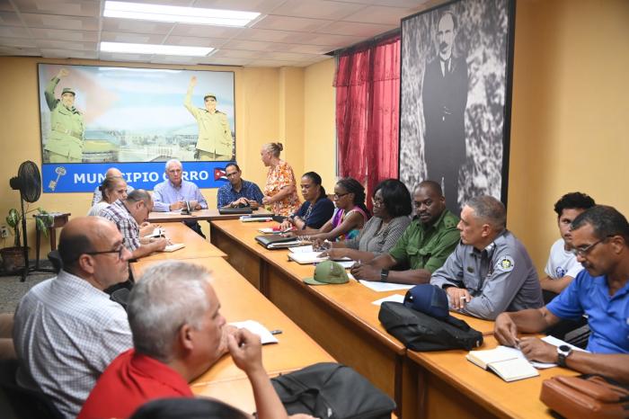  Díaz-Canel habló de cómo lograr en el municipio asociaciones económicas entre el sector estatal y no estatal, cómo aprovechar las capacidades que hoy están ociosas, desde el punto de vista productivo; y cómo aplicar las diferentes modalidades de negocios en todos los ámbitos. Foto: Estudios Revolución 