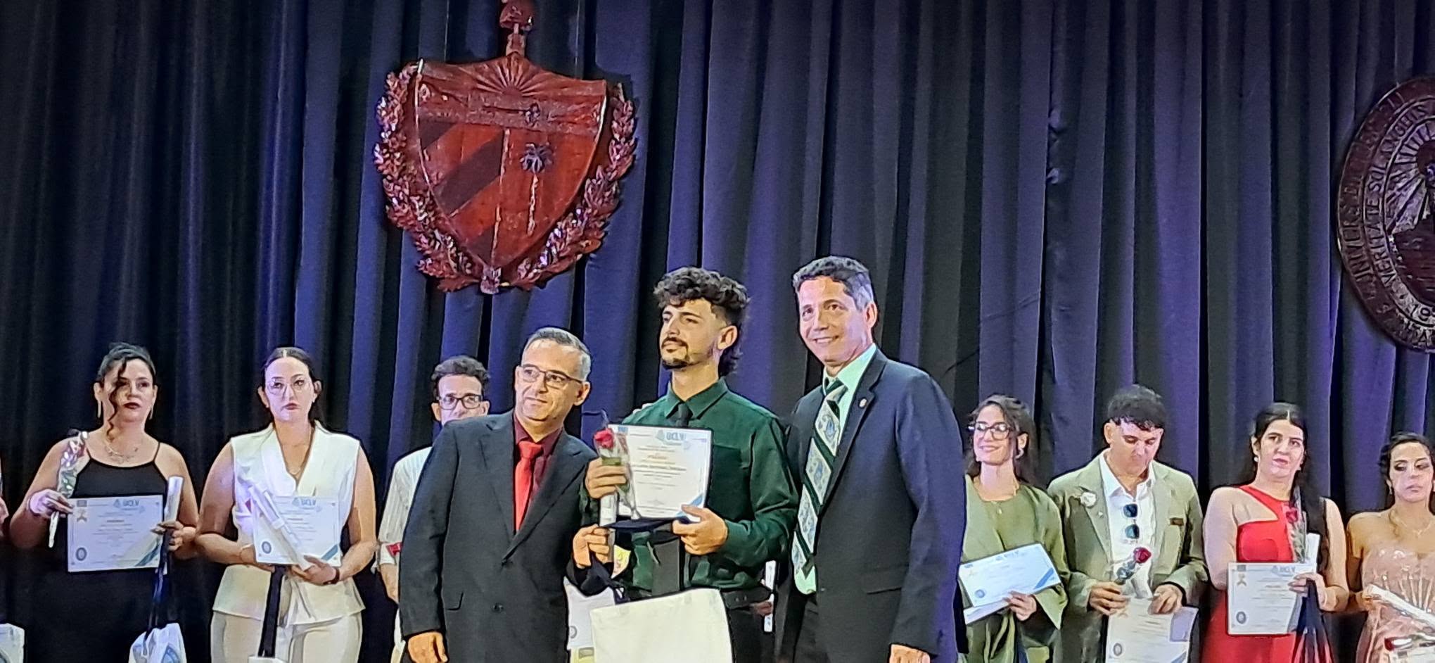  Más de 1500 nuevos profesionales del centro de Cuba recibieron sus títulos en la graduación 70 aniversario de la Universidad Central “Marta Abreu” de Las Villas, dedicada al Centenario del Comandante en Jefe Fidel Castro.