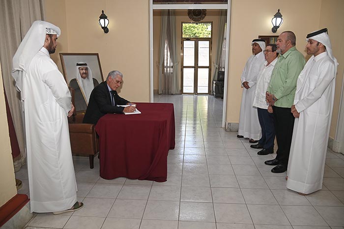 Firma Díaz-Canel libro de condolencias por emir padre catarí