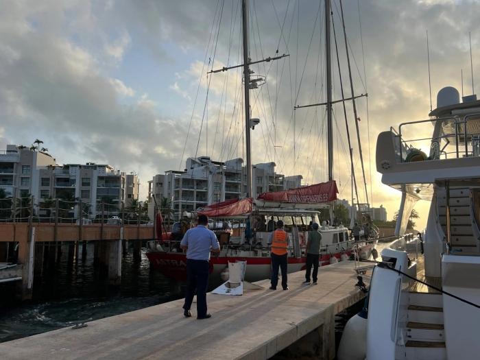 Buque español 'Open Arms' parte hacia Cuba con toneladas de ayuda luego de tres días en un puerto de Quintana Roo