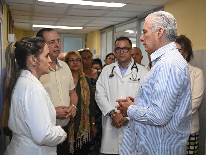 Reconoce Presidente Díaz-Canel el heroísmo de los trabajadores de la Salud en Cuba