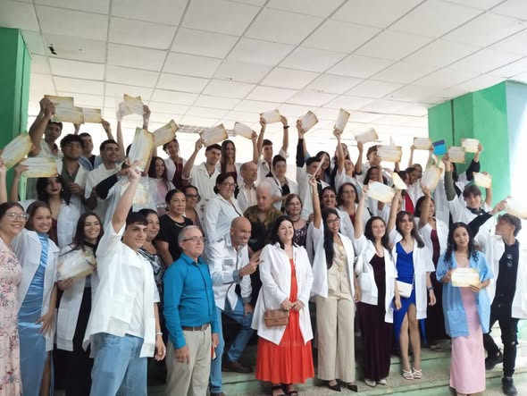 Graduación del primer colegio universitario de Ciencias Médicas en la provincia