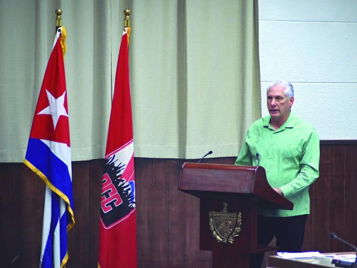 Desde el Palacio de la Revolución, este miércoles en la tarde el Pleno Extraordinario del Comité Central del Partido Comunista de Cuba aprobó el nuevo conjunto de transformaciones para la vida económica y social del país –23 ejes fundamentales y 176 propuestas–, diseñadas no solamente para superar las actuales circunstancias sino también para seguir creciendo