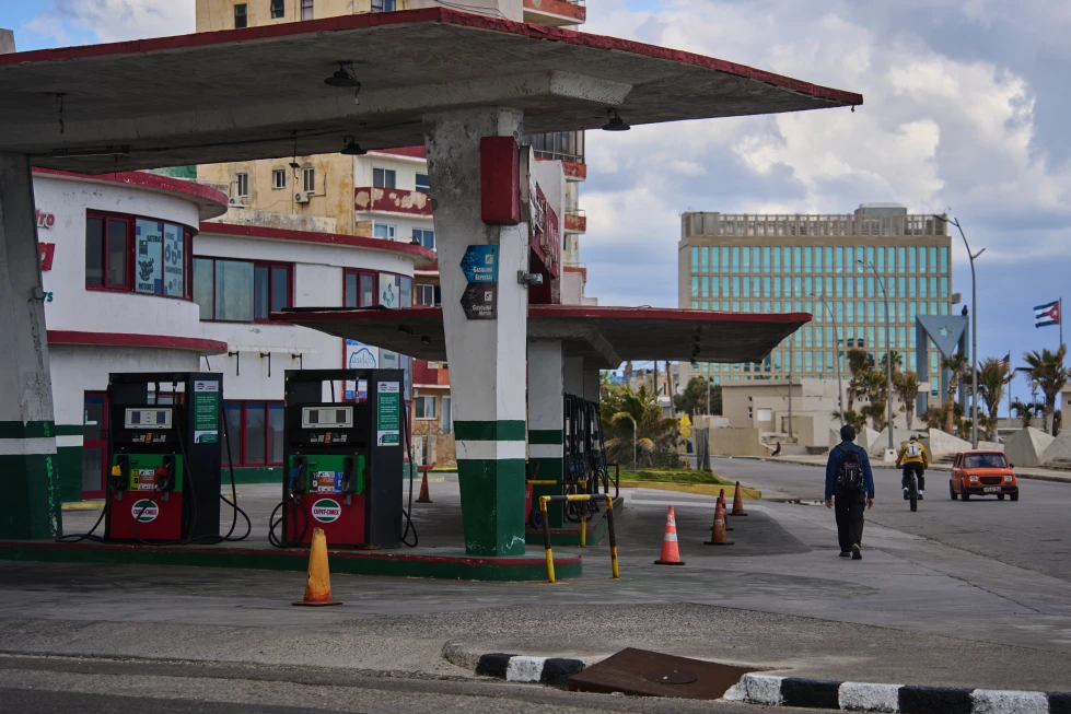 México busca retomar envíos comerciales de combustible a Cuba
