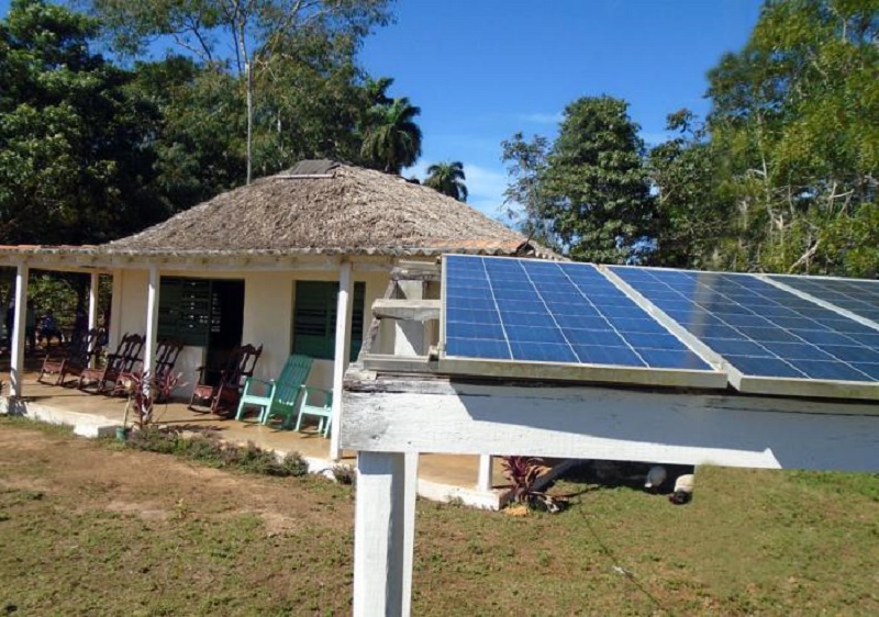 En marcha instalación de 5 000 sistemas fotovoltaicos donados por China