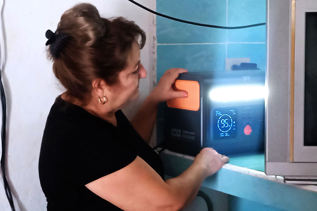 Reciben sistemas fotovoltaicos niños con necesidades médicas