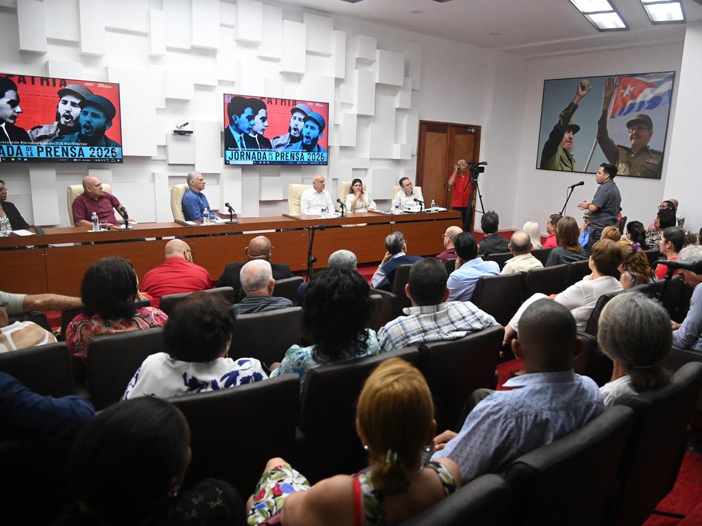 Intercambia Díaz-Canel con profesionales de la prensa  