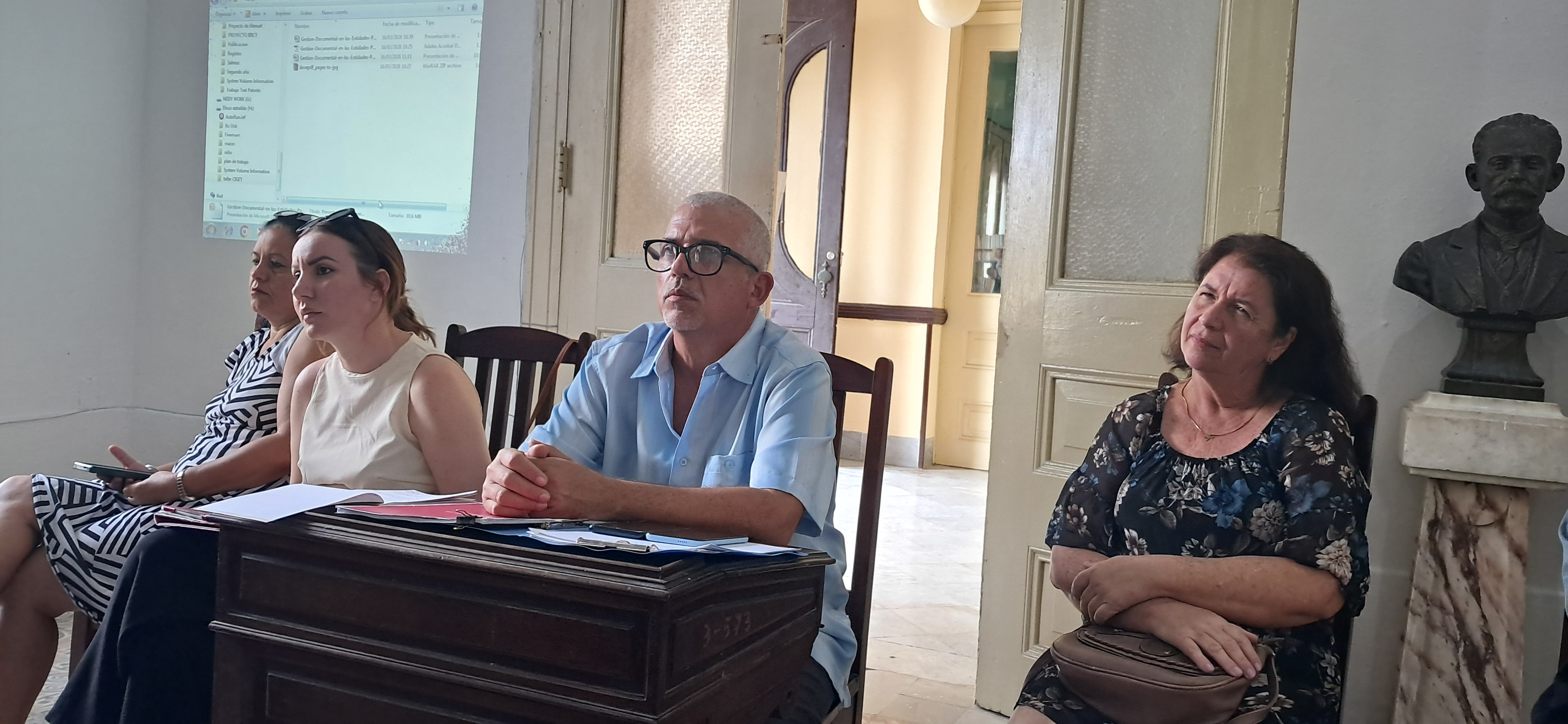 Intercambian sobre vínculos imprescindibles entre la ciencia y el tejido empresarial para impulsar el desarrollo del país