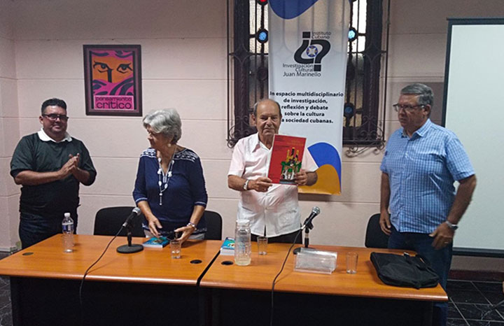 Felicita Díaz-Canel al maestro villaclareño de la radio José Gabriel Ramírez Cal, a