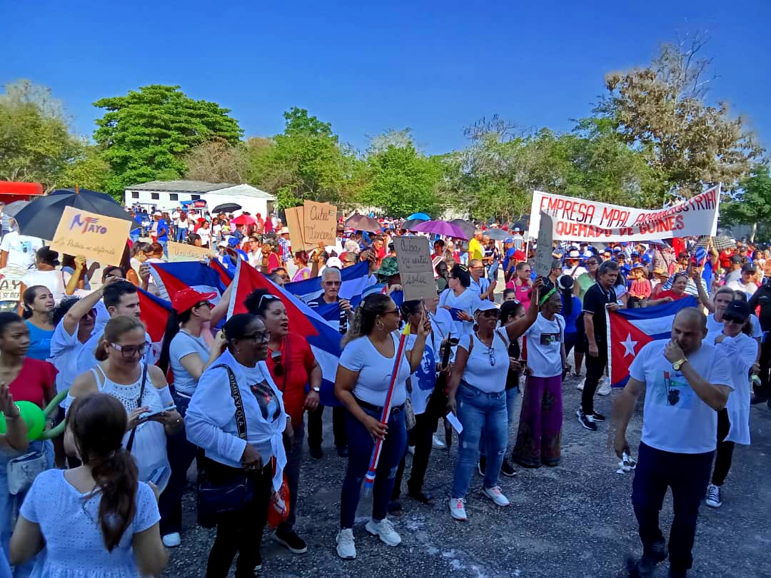 El pueblo de Quemado de Güines participó en un multitudinario desfile por el Primero de Mayo para reafirmar su compromiso con la Revolución cubana y rechazar el bloqueo. Durante la jornada, trabajadores de diversos sectores expresaron su motivación y convicción en la defensa de la patria. Con un desfile multitudinario, el pueblo de Quemado de Güines ratificó este Primero de Mayo su compromiso con la Revolución. La actividad central fue presidida por la máxima dirección del Partido y el Gobierno en el territorio, así como por todas las organizaciones políticas y de masas. Trabajadores estatales, cuentapropistas, campesinos, jóvenes y familias enteras dijeron sí a Cuba y rechazaron cualquier intento de agresión contra la isla. Escuchemos lo que nos transmitieron algunos de los protagonistas de esta gran fiesta del proletariado: «Los educadores salimos temprano al desfile del Primero de Mayo porque el lema es "La patria se defiende". Estamos donde el país y la Revolución nos llamen. Rechazamos el bloqueo y decimos sí a la Revolución, a Cuba, a la educación: Cuba vencerá». «Desfilar el Primero de Mayo nos motiva porque somos cubanos. Defender la patria no es solo con armas, sino haciendo más desde nuestro lugar. El futuro depende de lo que hagamos ahora: defender, hacer, transformar y cambiar lo que se pueda cambiar, como dijo nuestro Comandante». «Desde temprano, en las calles, reafirmamos nuestro compromiso con la patria y la Revolución. Este Primero de Mayo, pese al contexto, será un día de reafirmación, lucha, compromiso y victoria, porque la patria se defiende». Durante la jornada se conocieron los resultados de la emulación sindical. El primer lugar fue para el sindicato de los trabajadores agropecuarios, forestales y tabacaleros. La segunda distinción correspondió al gremio de la Educación, la Ciencia y el Deporte, mientras que el tercer galardón lo alcanzó el sindicato de la Cultura. Así, entre consignas y la emoción de sentirse parte de algo grande, Quemado de Güines refrendó que el Primero de Mayo es mucho más que un desfile: es un sí incondicional a la Patria y un repudio colectivo a cualquier agresión