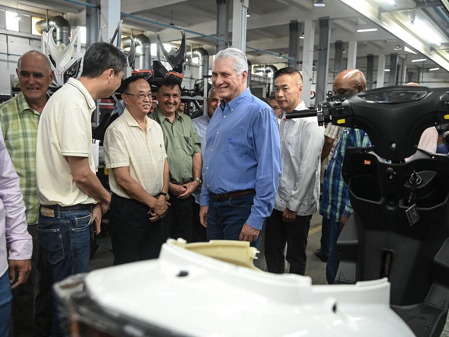 Díaz-Canel visita Vedca: “Esta empresa es un baluarte de la cooperación con China”