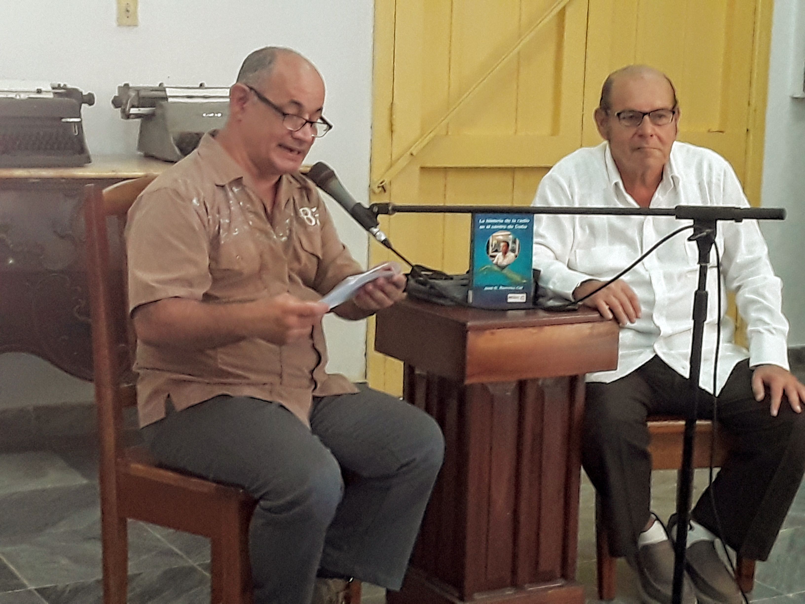 Un libro sobre la radio en el Centro, que dignifica la profesión