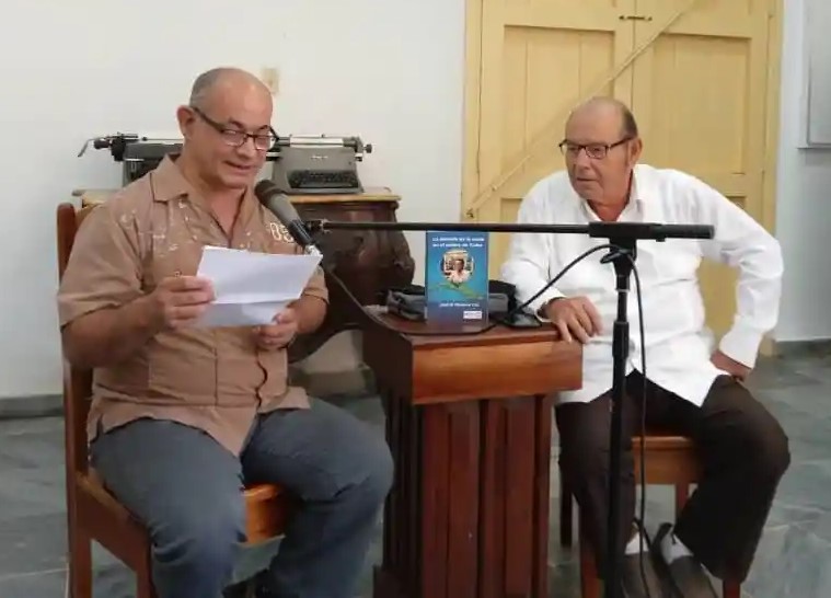 El periodista y escritor Yamil Díaz Gómez presentó el libro La historia de la radio en el centro de Cuba, de José Gabriel Ramírez Cal. 