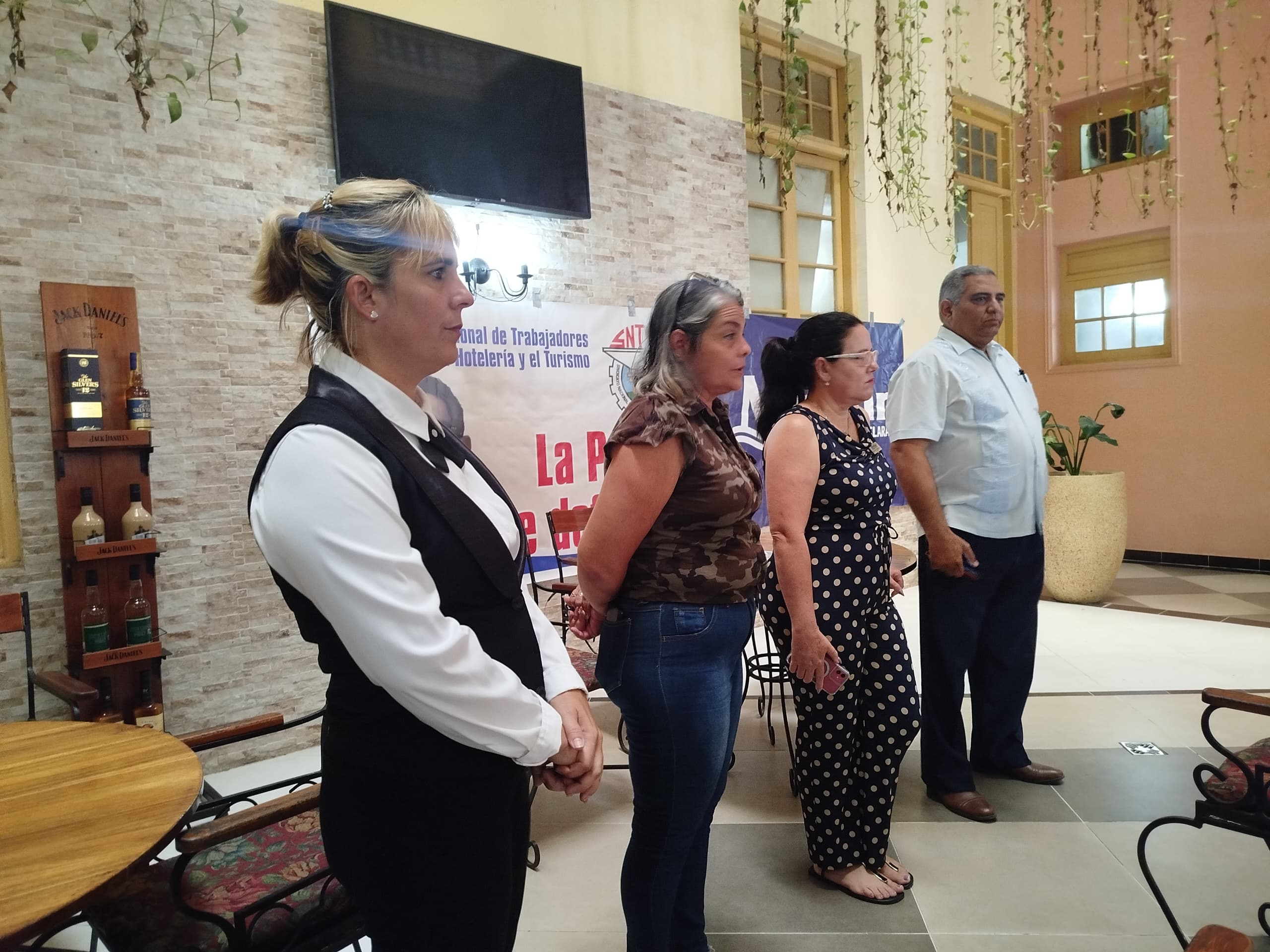 Trabajadores del sector turístico presentes en Tribuna Abierta en Santa Clara