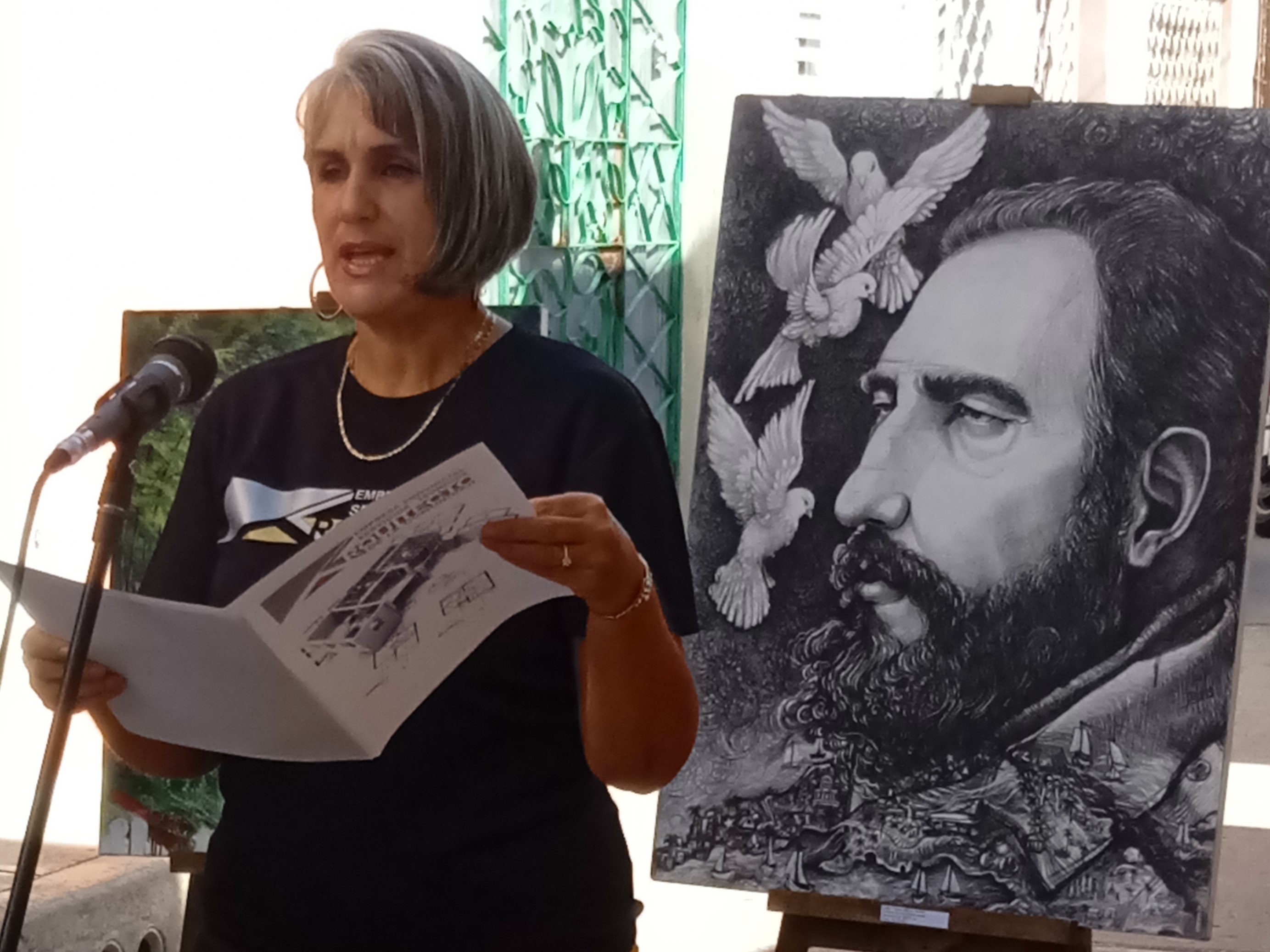 Trabajadores de la Empresa Arquitecto de la comunidad al lado de Raúl y la Revolución