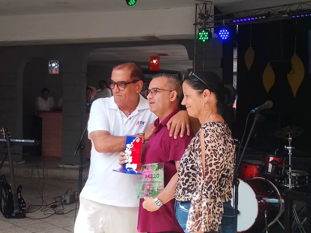 Entrega ARTEX Premio "El Coralillo" en Jornada por la Cultura Cubana
