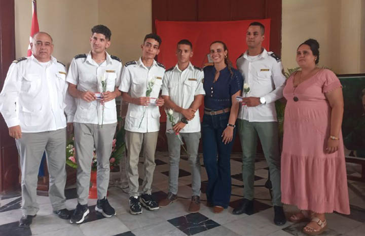 Reconocen labor de jóvenes aduaneros con Bandera de Honor de la UJC