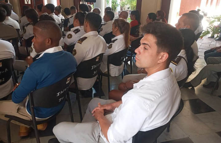 Reconocen labor de jóvenes aduaneros con Bandera de Honor de la UJC