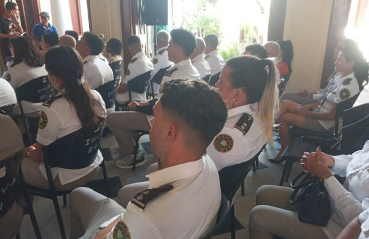Reconocen labor de jóvenes aduaneros con Bandera de Honor de la UJC