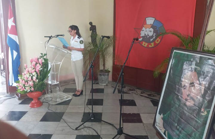Reconocen labor de jóvenes aduaneros con Bandera de Honor de la UJC
