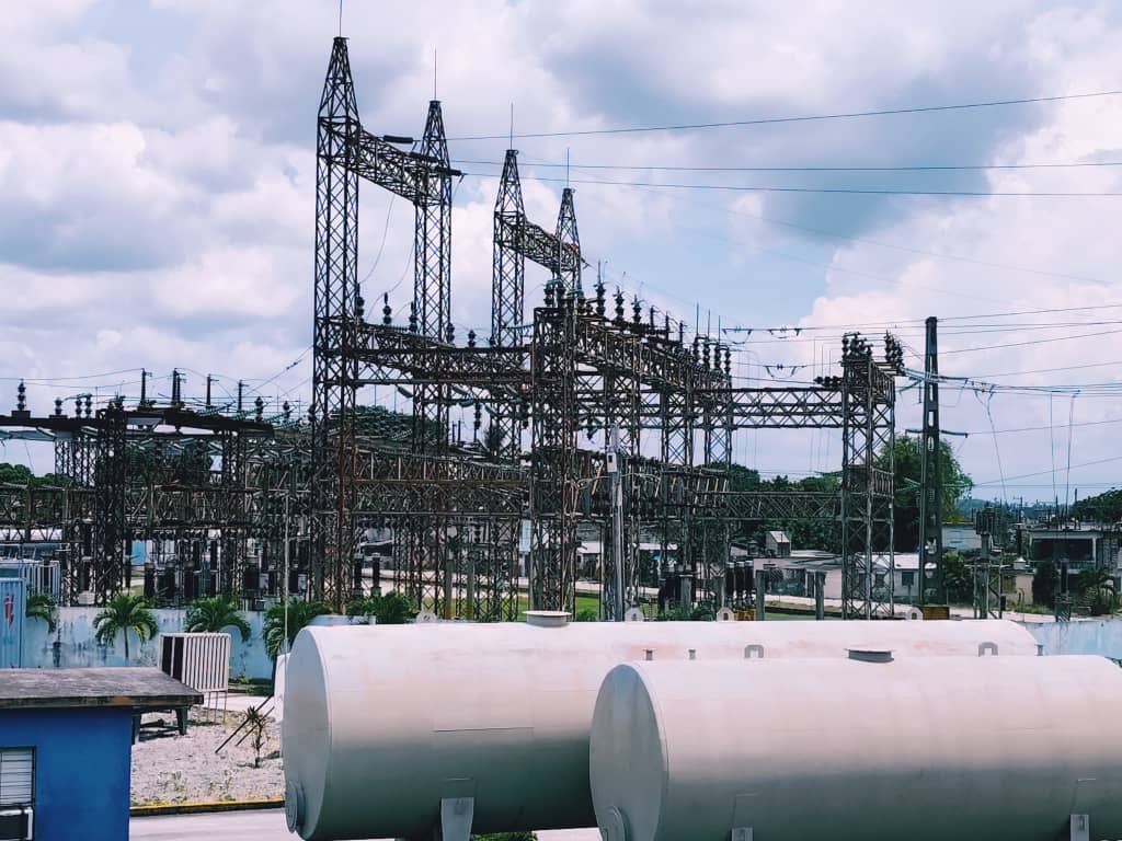 Cobertura especial: laboran para restablecer servicio eléctrico en Villa Clara